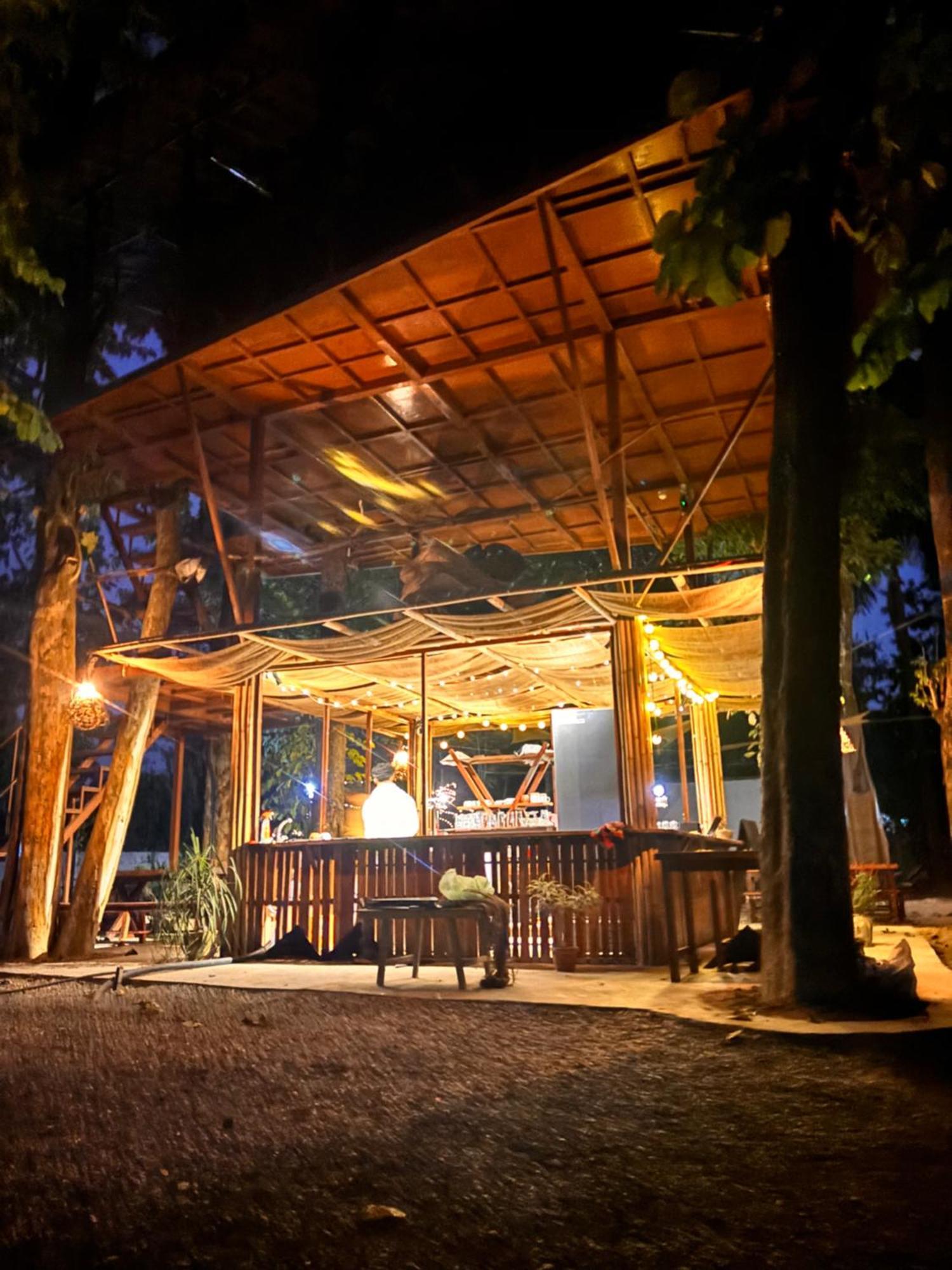 Happy Lemon Tree Lodge Sauraha Exterior photo